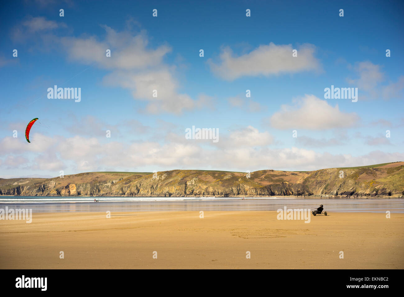 Buggy sur la plage de sable de Newgale, West Wales Pembrokeshire Banque D'Images