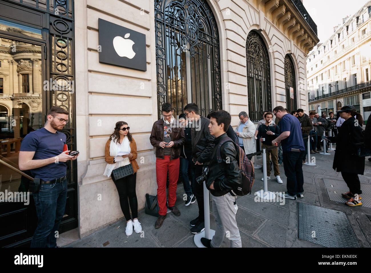 10 avril 2015 - Paris, France Les gens de la queue devant l'Apple Store Opéra de Paris sur Apple regarder le jour du lancement. Apple lance l'Apple pour regarder en magasin essayer-et sur les précommandes en ligne aux États-Unis, de la France et 7 autres pays le 10 avril 2015. Banque D'Images