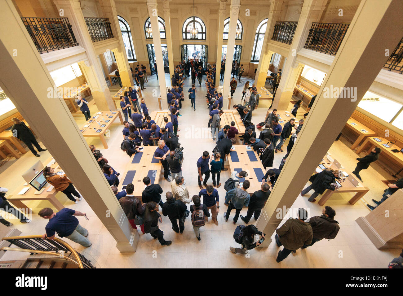 10 avril 2015 - Paris, France Première vague de visiteurs dans l'Apple Store Opéra. Apple lance l'Apple pour regarder en magasin essayer-et sur les précommandes en ligne aux États-Unis, de la France et 7 autres pays le 10 avril 2015. Banque D'Images