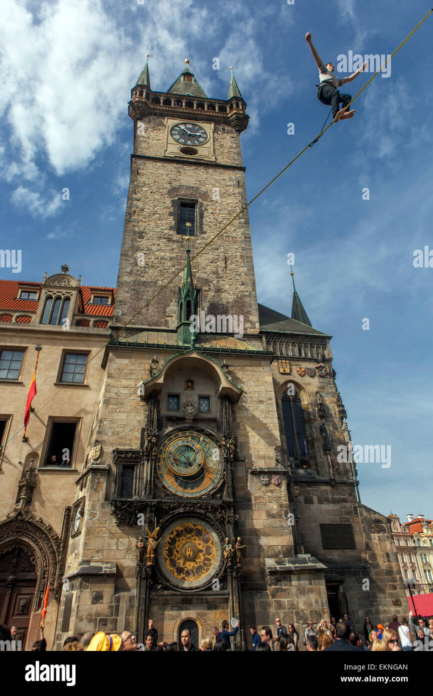 Funambule sur la voie en face de l'horloge astronomique, la Tour de la Mairie de Prague République Tchèque Banque D'Images