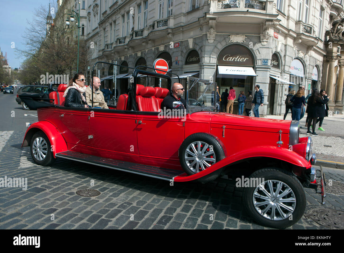 Les touristes à l'imitation vintage car, la rue Parizska, vieille ville de Prague, République Tchèque Banque D'Images