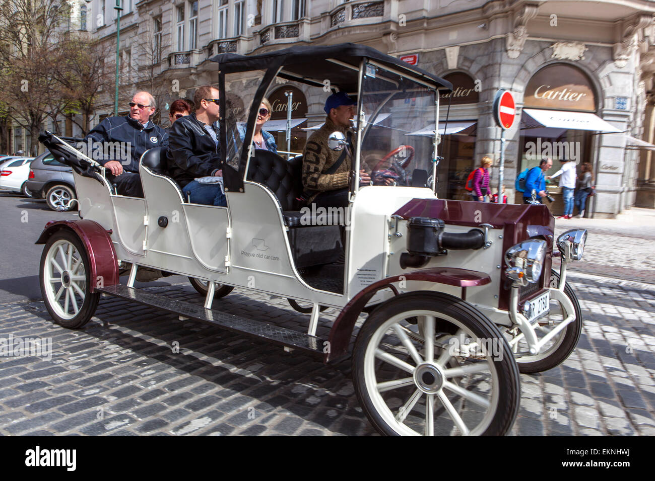 Prague touristes dans la rue Parizska, imitation voiture vintage voiture taxi conduite, vieille ville Banque D'Images