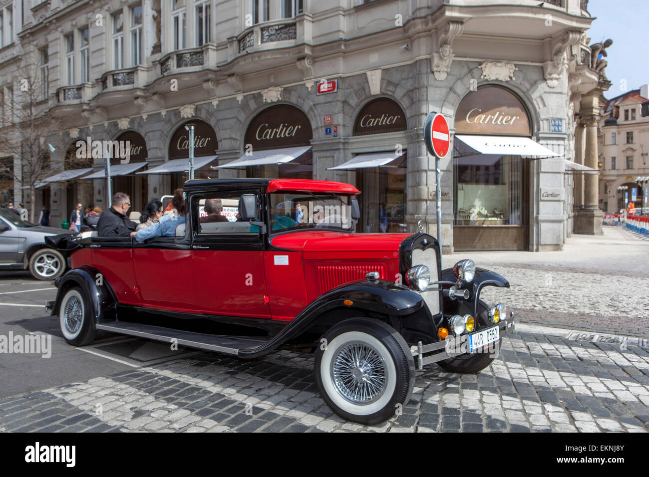 Les touristes, les gens sur une visite de la ville en taxi voiture vintage la conduite, la rue Parizska, Vieille Ville, République Tchèque Banque D'Images