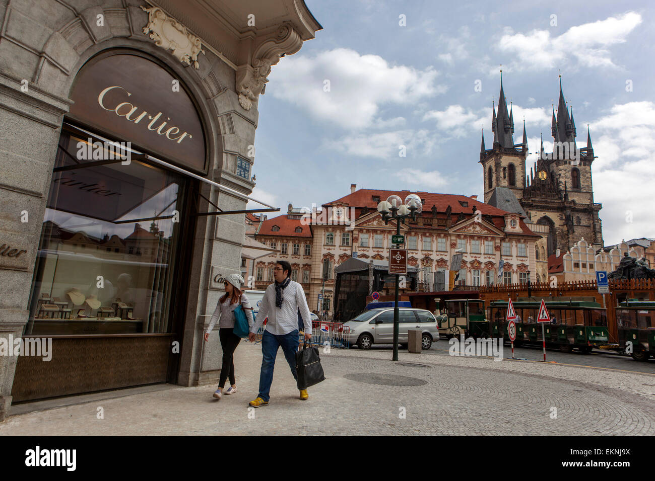 Les touristes dans une rue Parizska, l'église de Tyn Old Town Square, Prague, République Tchèque Banque D'Images