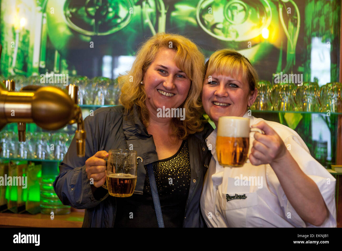 Deux femmes avec une pinte de bière de Pilsen, République Tchèque Prague bar Banque D'Images