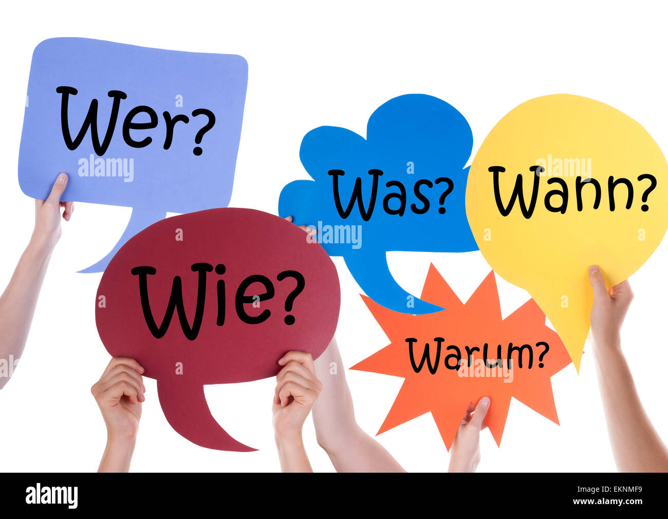 De nombreuses mains tenant discours colorés des ballons ou des bulles de texte avec Questions Allemand Wer Wie était Warum Wann qui veut dire comment ce que Wh Banque D'Images
