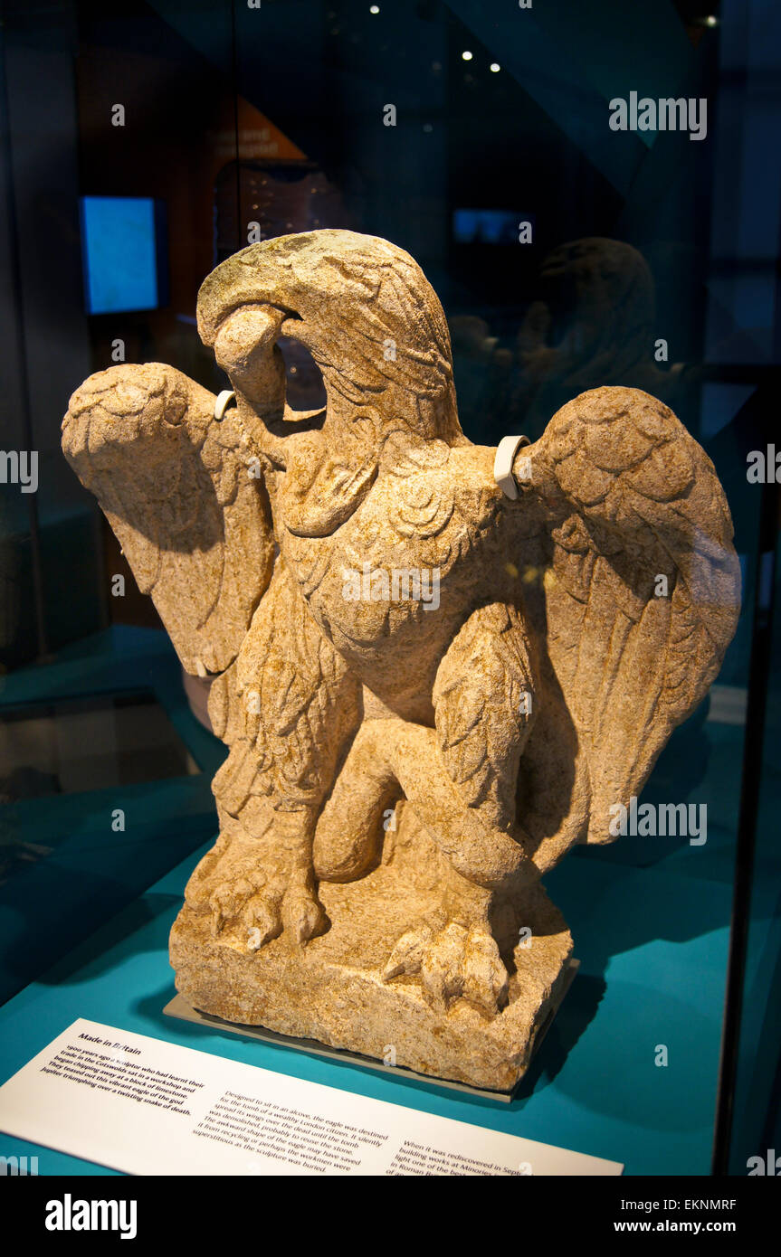 Sculpture d'un aigle romain avec un serpent dans son bec, 1er-2e siècle, Museum of London, Londres, Angleterre Banque D'Images