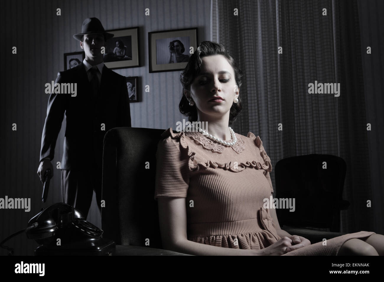 Gangster à canon et belle femme Banque D'Images