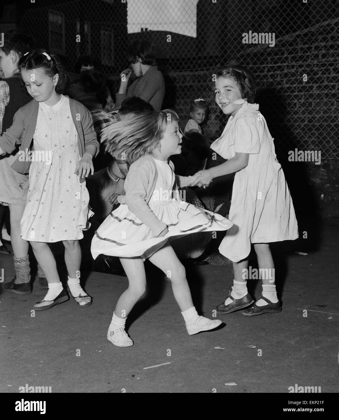 Les enfants de la danse rock'n roll de la musique à un bloc d'appartements  hors marché Chapelle, Islington pendant les vacances d'été. Sur la photo  est à l'âge de cinq ans, Joyce