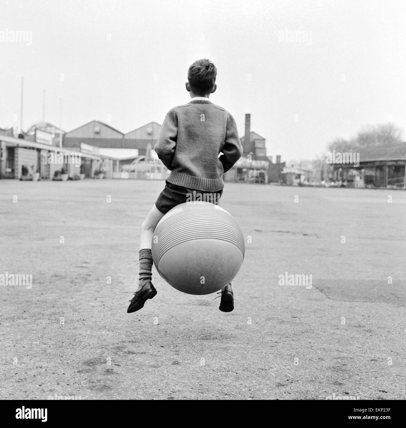 Neuf ans Peter Scott de West Derby, Liverpool, Merseyside, jouant à l'extérieur sur son ballon kangourou. 17 avril 1967. Banque D'Images