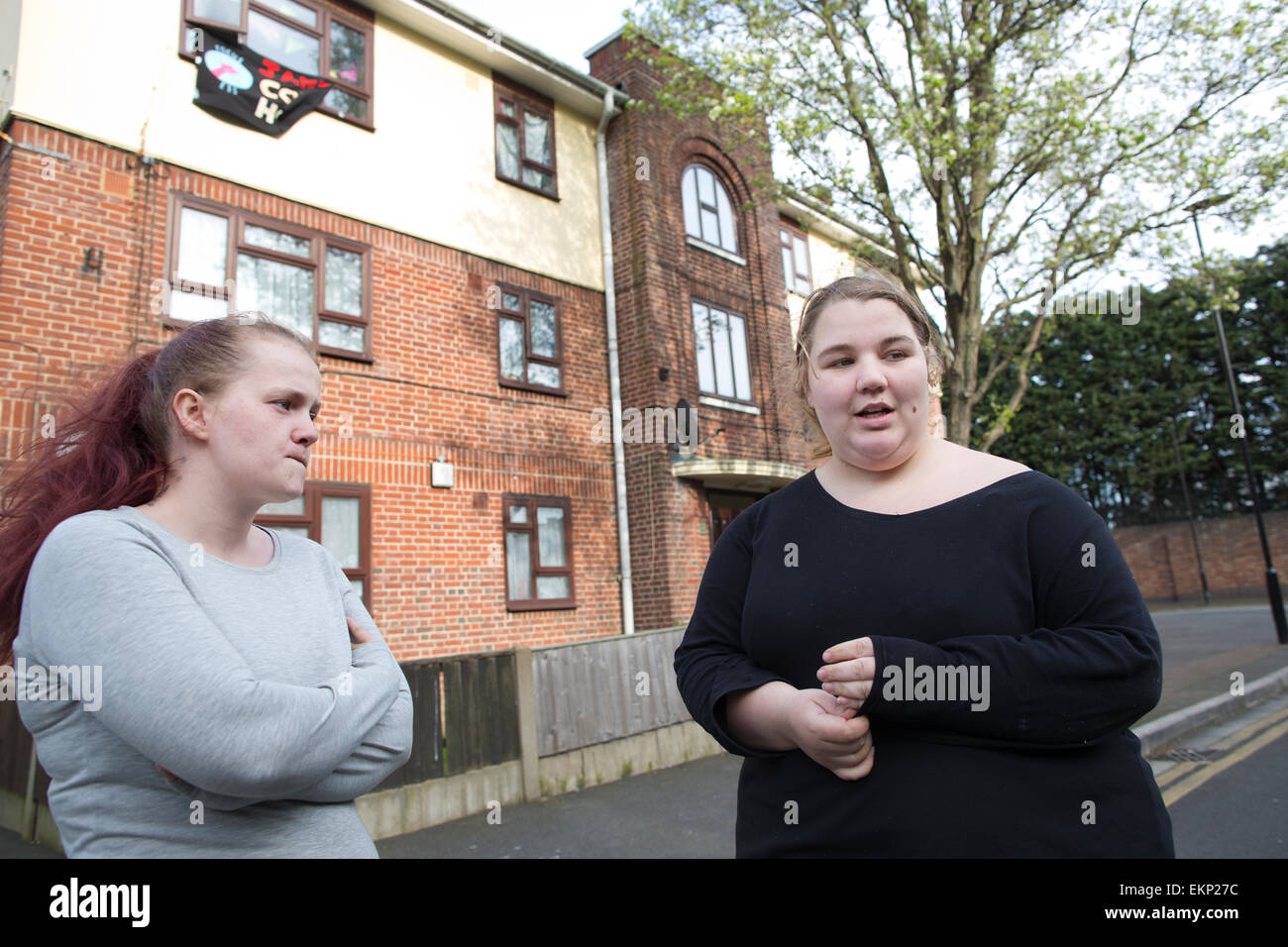 Focus E15 Mères activistes logement Pierre Jasmin (à droite) et Samantha Middleton (gauche) à Newham, dans le sud-est de Londres, Angleterre, Royaume-Uni Banque D'Images