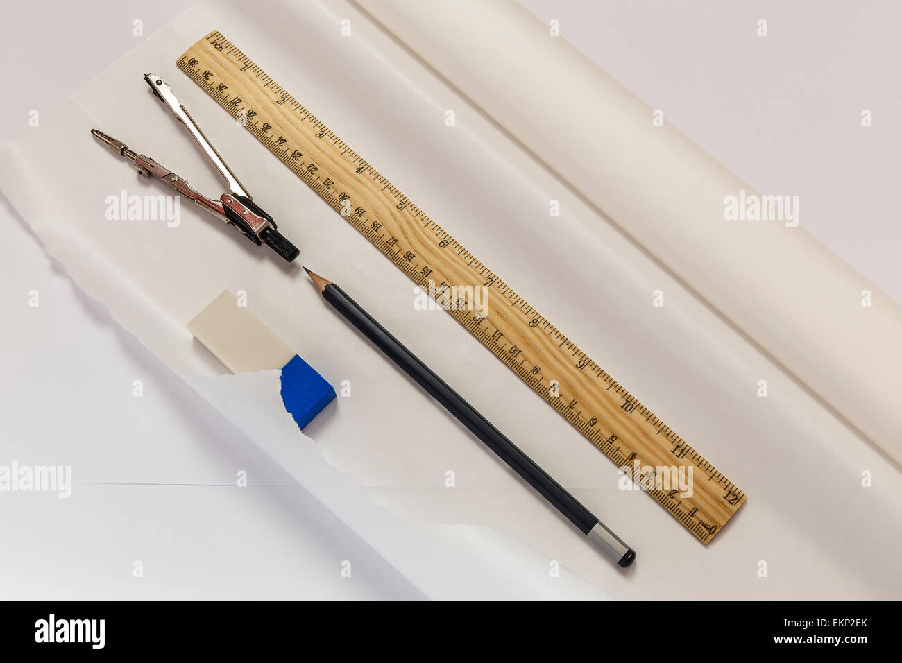 Règle, compas, crayon, gomme et rouleau de papier calque Banque D'Images
