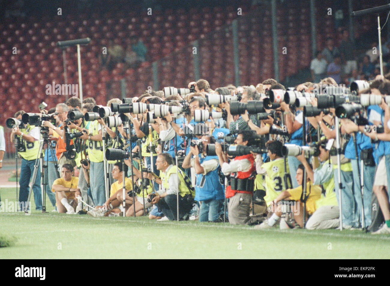 Ligne de photographes de l'Angleterre v Cameroun match de quart de finale de la Coupe du Monde au stade San Paolo, Naples, Italie, 1er juillet 1990. Score finale : Angleterre 3-2 Cameroun a.e.t. Banque D'Images