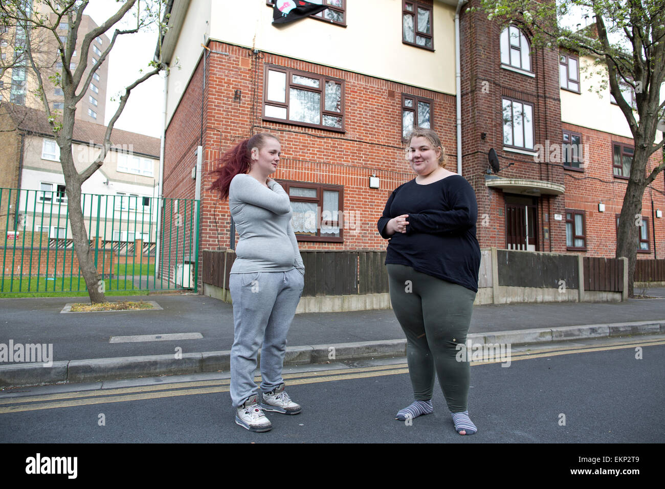 Focus E15 Mères activistes logement Pierre Jasmin (à droite) et Samantha Middleton à Newham, dans le sud-est de Londres, Angleterre, Royaume-Uni Banque D'Images