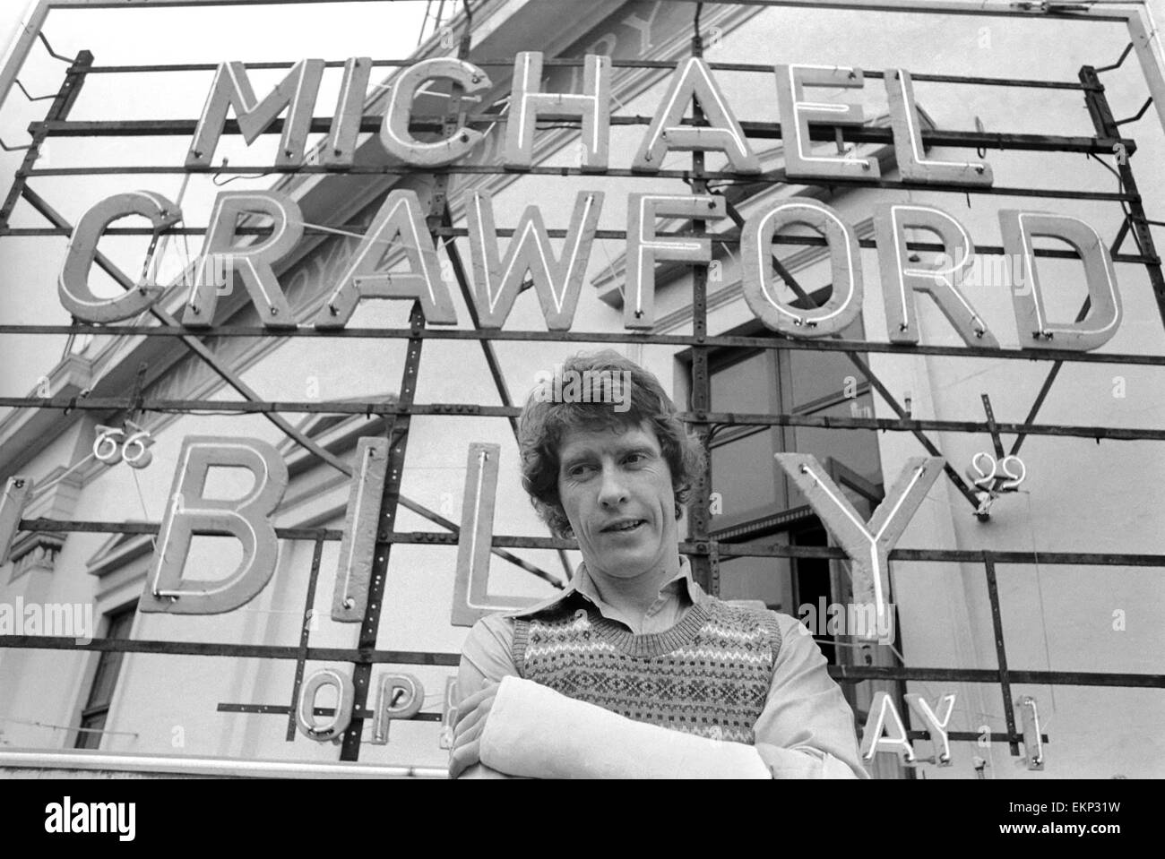 L'acteur Michael Crawford qui prend l'initiative de 'Billy' une comédie musicale basée sur les 'BILLY MENTEUR' a son nom dans les lumières à la Théâtre de Drury Lane. Dans l'intervalle, il est l'allaitement d'un bras cassé. Avril 1974 74-2470-005 Banque D'Images