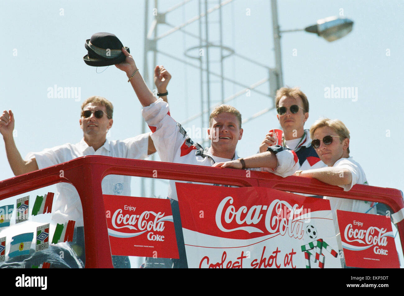 L'équipe anglaise de football arrivent à l'aéroport de Luton après son retour de tournoi de la Coupe du Monde en Italie où ils ont été éliminés en demi-finale par l'Allemagne de l'Ouest sur la sanction. Ils se sont rendus à la maison par bus à toit ouvert comme des milliers de fans dans les rues bordées d' Banque D'Images