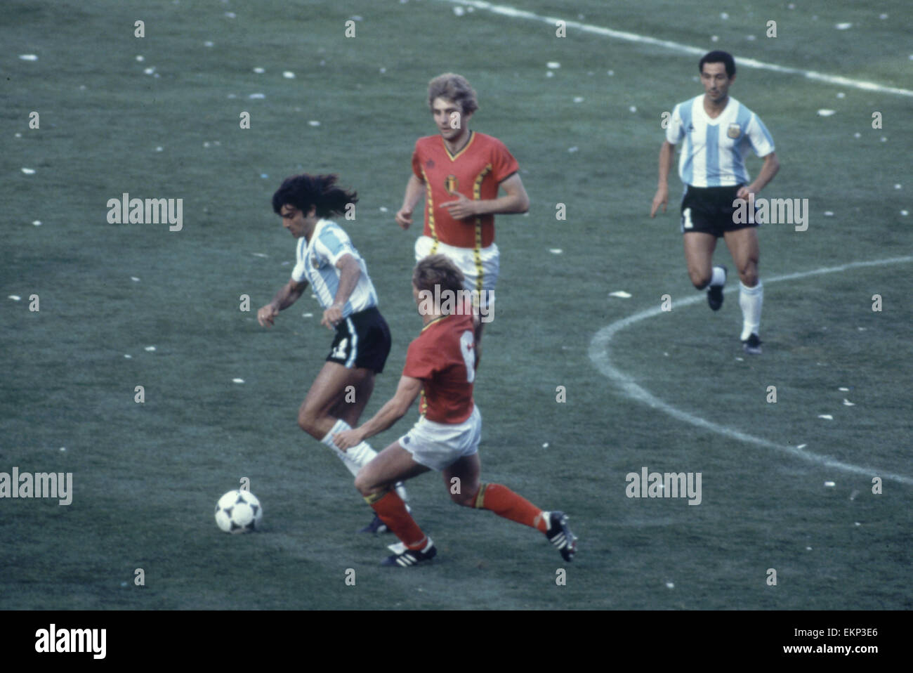 Coupe du Monde 1982 Groupe Trois match à Barcelone, Espagne. Argentine 0 / Belgique 1. Mario Kempes a contesté l'Argentine par Frank Vercauteren. 13 juin 1982. Banque D'Images