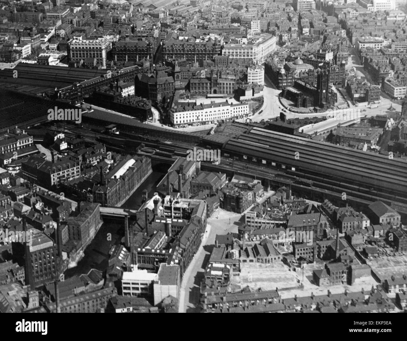 L'échange et la gare Victoria de Manchester vu de l'air. Montrant nouvelle plate-forme couvre et de la cathédrale. 15 août 1946. Banque D'Images