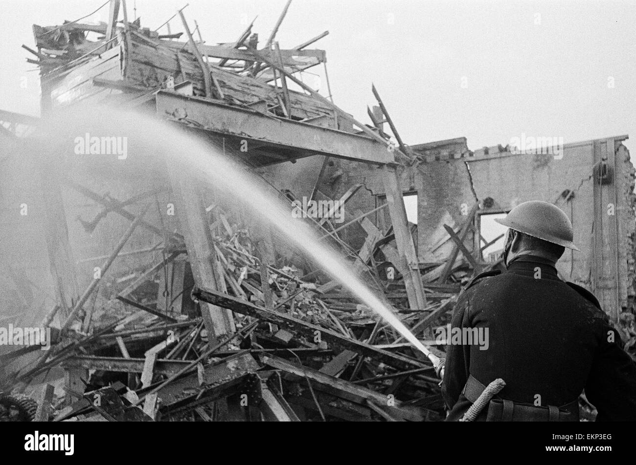 V2 Rocket incident à une fabrique de peinture, M. Downham Road, Hoxton. OPS N.F.S travaillant parmi l'épave. 8 janvier 1945. Banque D'Images
