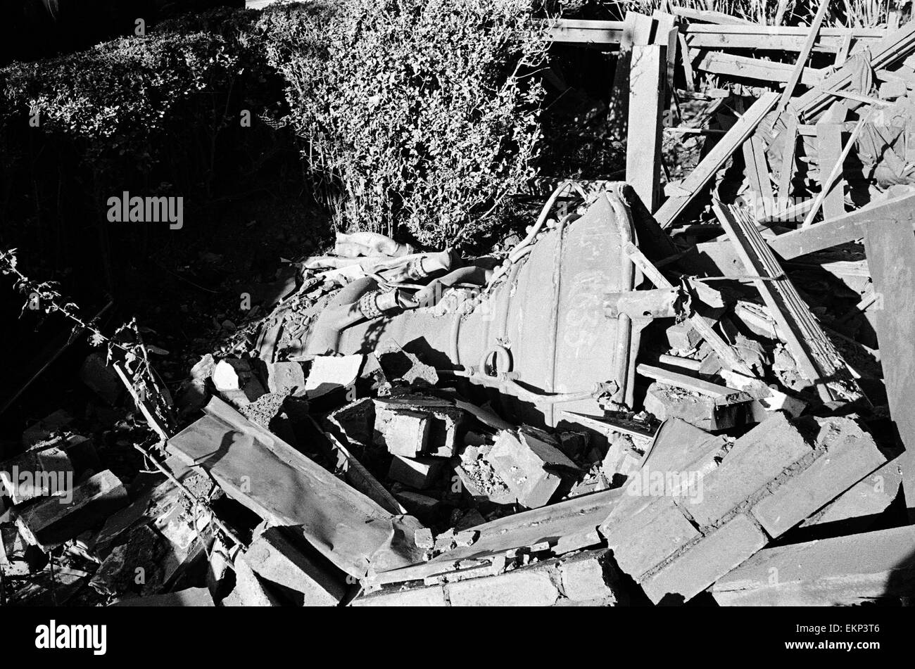 V2 Rocket incident à Tewkesbury Terrasse, limites Green Road, Southgate. Parties de la fusée après l'explosion. 16 septembre 1944. Banque D'Images