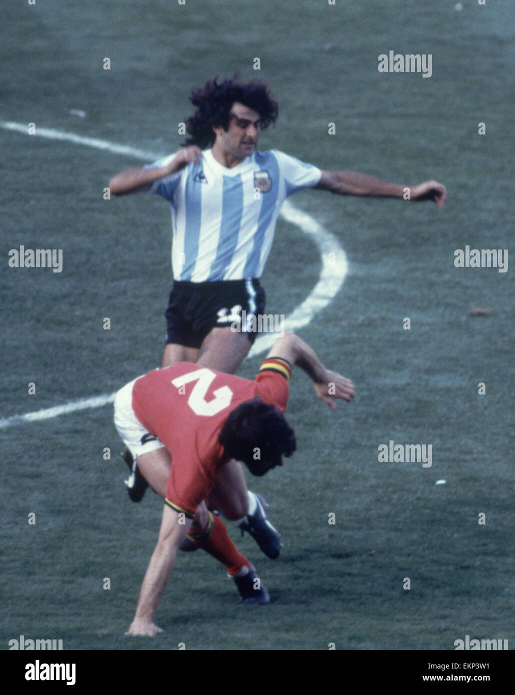 Coupe du Monde 1982 Groupe Trois match à Barcelone, Espagne. Argentine 0 / Belgique 1. Mario Kempes l'Argentine avec Eric Gerets. 13 juin 1982. Banque D'Images