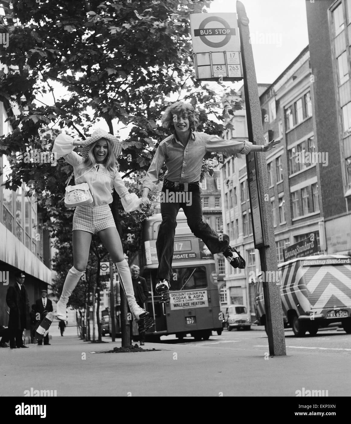 Heather Beckers et Nigel Lythgoe de la jeune génération d'une troupe de danse d'essayer une paire de chaussures de saut, le dernier engouement américain pour arriver à Londres. 29 juin 1971. Banque D'Images