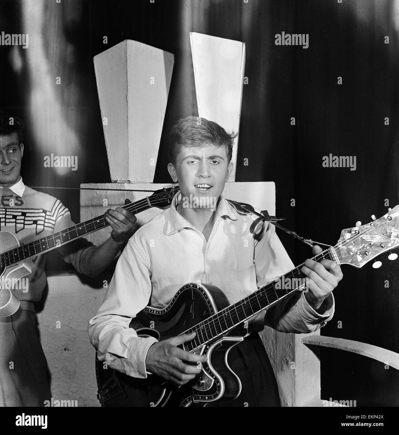 La chanteuse britannique Terry Dene à jouer de la guitare alors qu'il joue sur la scène à un théâtre de Derby. Septembre 1957. Banque D'Images