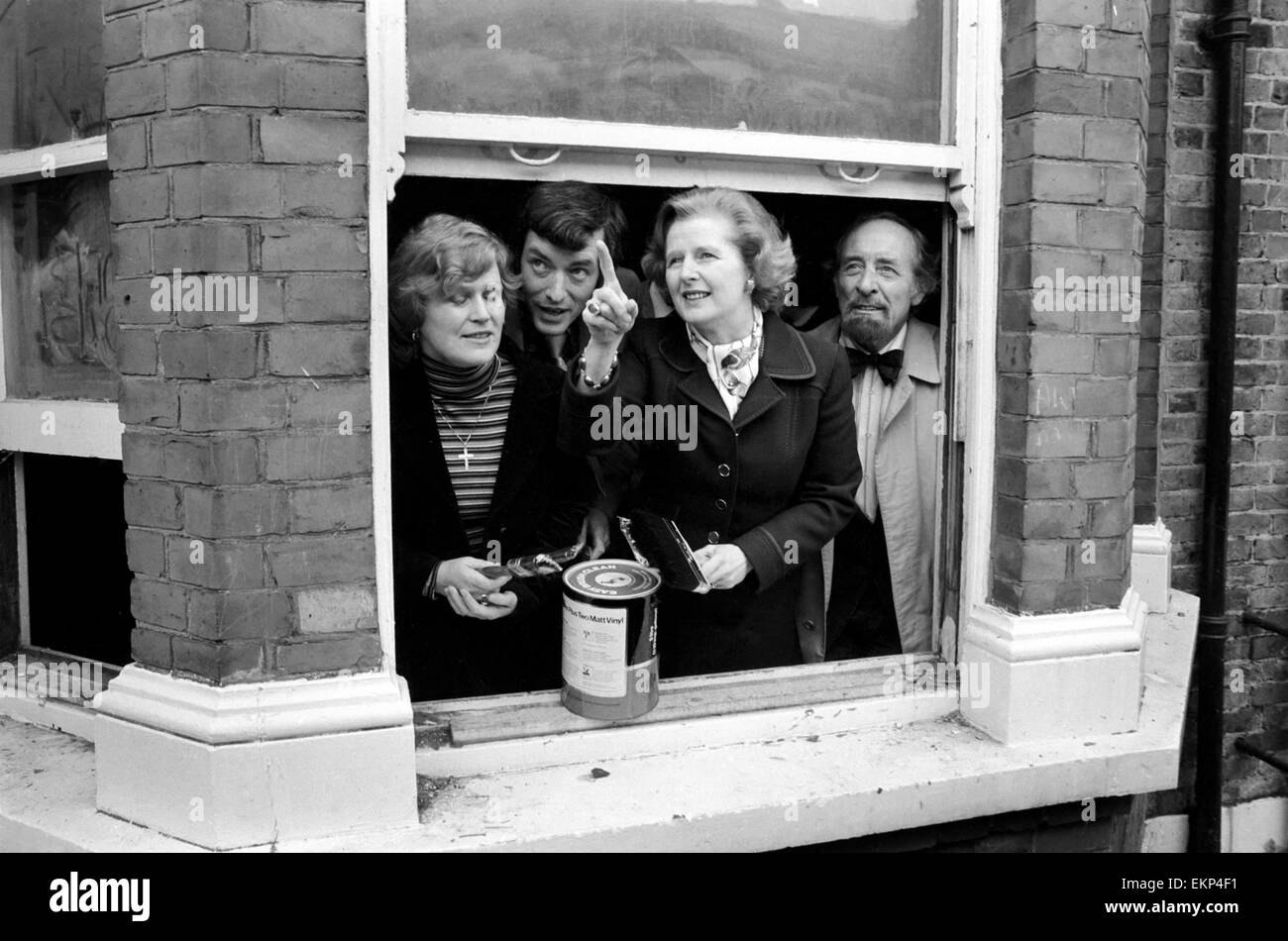Margaret Thatcher vu ici de la remise des clefs, un pot de peinture et d'une série de brosses à M. et Mme Linford à Bathurst, 91 Jardins, Kensal Green, N.W. Londres 10. C'était la première que le homestead G.L.C. Linford a gagné à un tirage, c'est un ho Banque D'Images