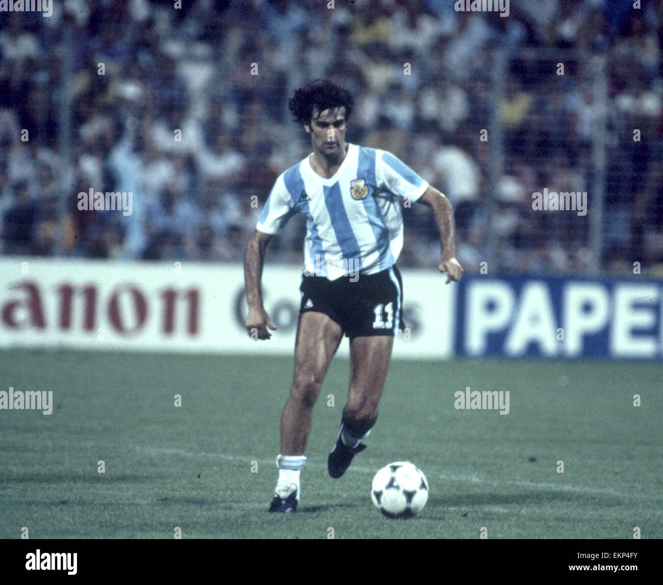 Coupe du Monde 1982 Groupe Trois match à Alicante, Espagne. Argentine 4 v Hongrie 1. Mario Kempes de l'Argentine sur la balle. 18 juin 1982. Banque D'Images