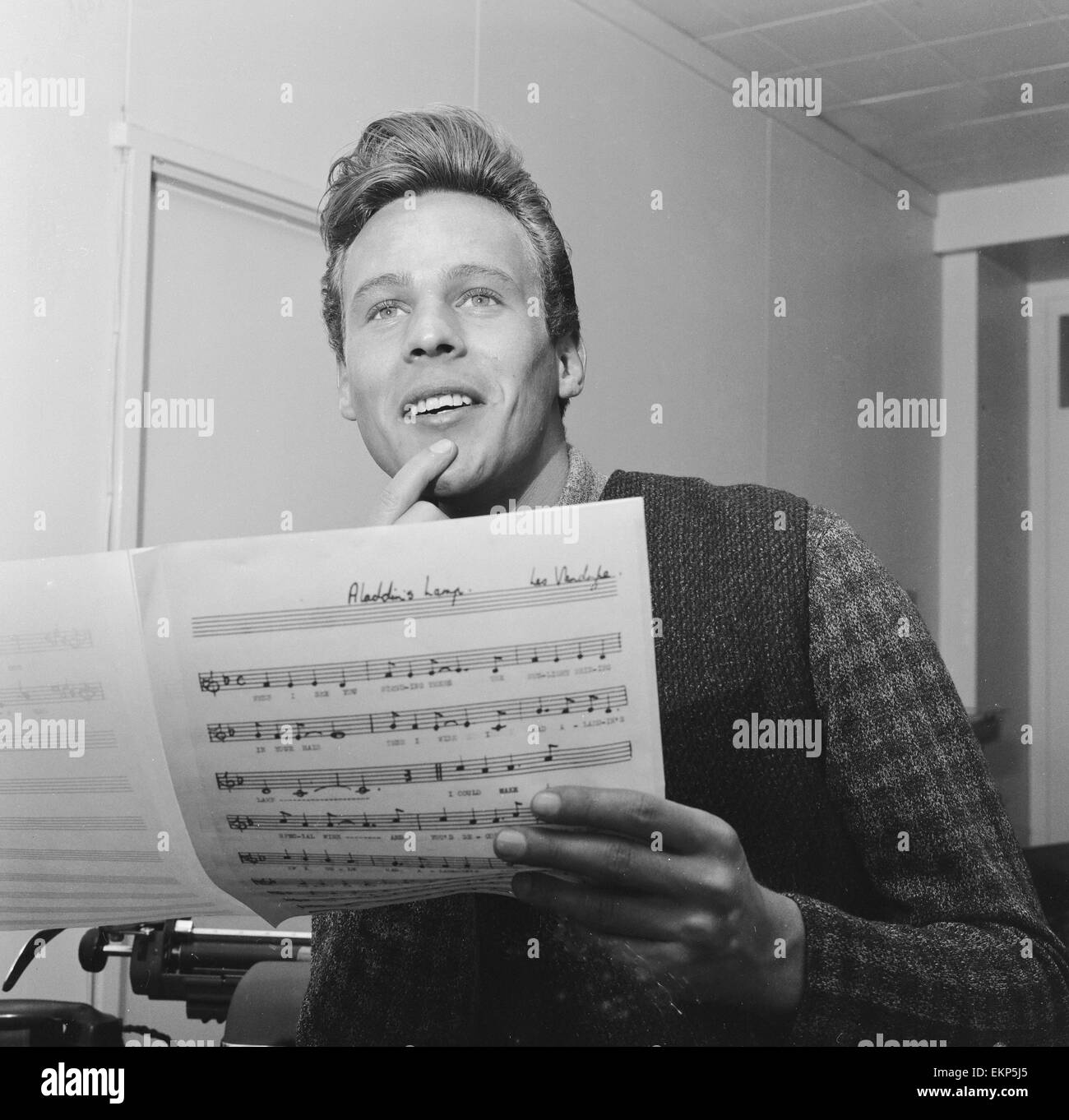 Singer Mark Wynter (gauche) routining son dernier single Aladdin's Lamp à ATV studios, avant sa publication. 10 mars 1963. Banque D'Images