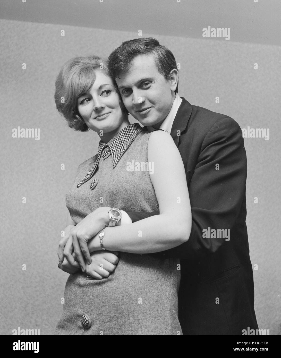 La chanteuse pop Polly Perkins avec son ami Terry Dene 2 novembre 1963. Banque D'Images