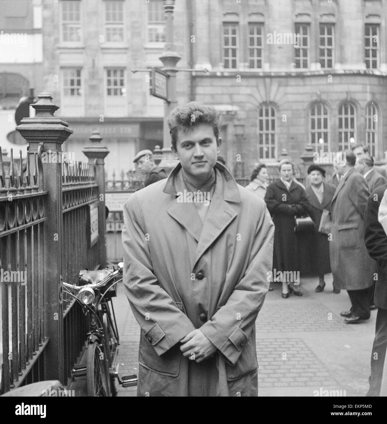 La Chanteuse Pop Britannique Terry Dene Cour Feuilles Apres Avoir Repondu A Des Accusations Decoulant De La Citation Pour Endommager Vitrines Windowds Dans Le West End Il A Ete Condamne Et Condamne