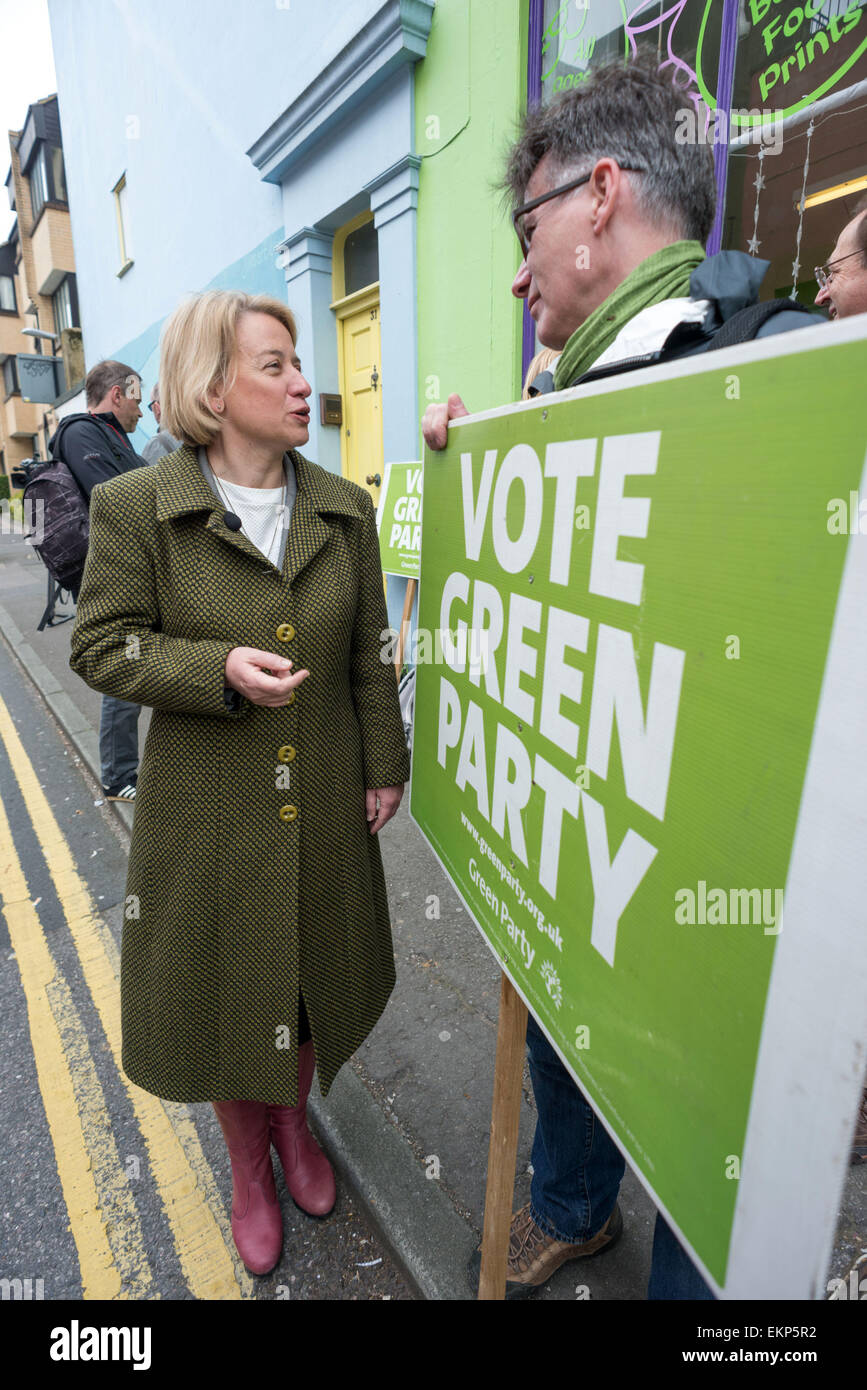 Brighton, UK. 13 avril, 2015. Le lancement de la campagne d'affichage nationale du parti à Brighton, East Sussex : le chef du Parti Vert, Natalie Bennett. Crédit : Andrew Hasson/Alamy Live News Banque D'Images