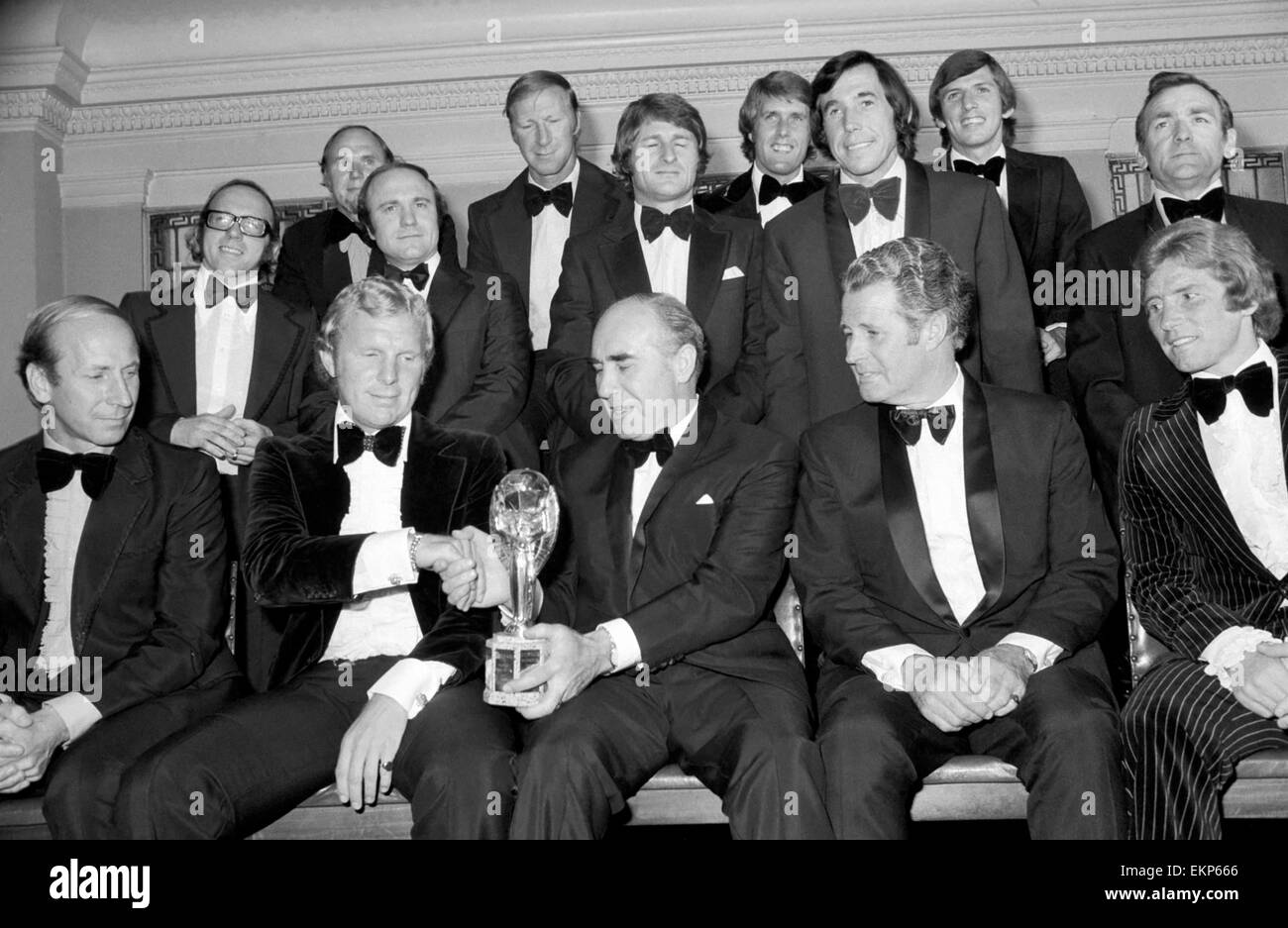 Sir Alf Ramsey avec son équipe d'Ex-England 1966 qui a gagné la Coupe du Monde : huit ans sur Sir Alf Ramsey est re-united avec son équipe gagnante de la Coupe du Monde 1966. Debout (De gauche à droite) : Nobby Stiles, Ray Wilson, George Cohen, Jackie Charlton, Roger Hunt, Geoff Hu Banque D'Images