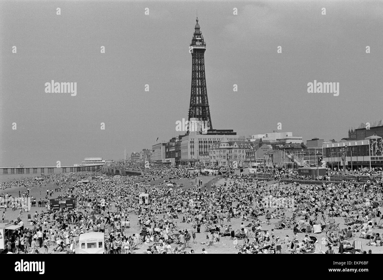 Foules pack la plage centrale à Blackpool sur une chaude journée d'été. 16 juillet 1972. Banque D'Images