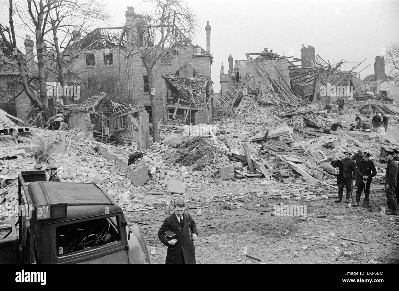 V2 Rocket incident à une fabrique de peinture, M. Downham Road, Hoxton. OPS N.F.S travaillant parmi l'épave. 8 janvier 1945. Banque D'Images