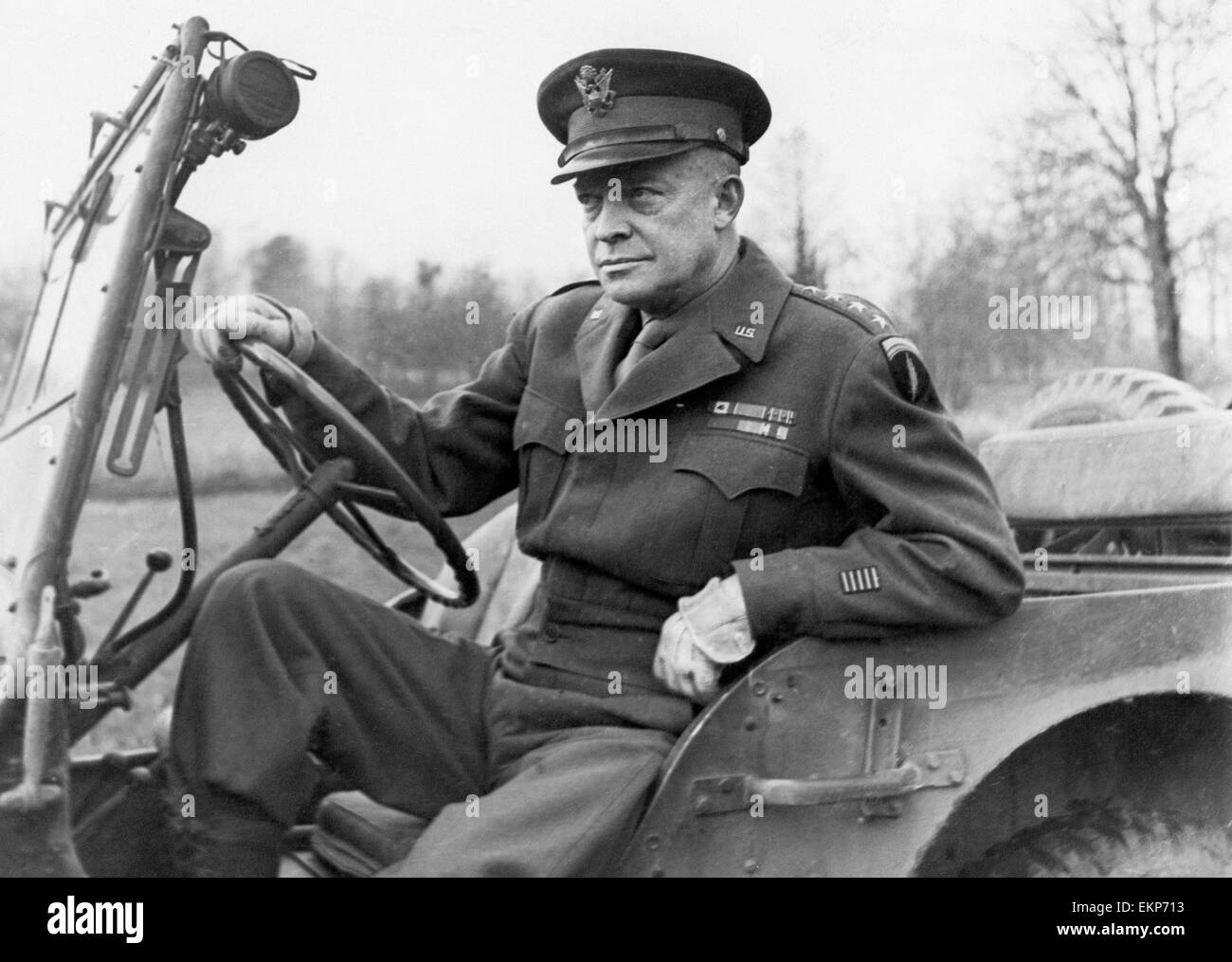 Le général Dwight D. Eisenhower assis dans une jeep sur sa façon de livrer son message de Noël. L'on appelle un soldat de chacun des pays alliés à ramener à leurs commandants les généraux message de Noël. 20 Décembre 1944 Banque D'Images