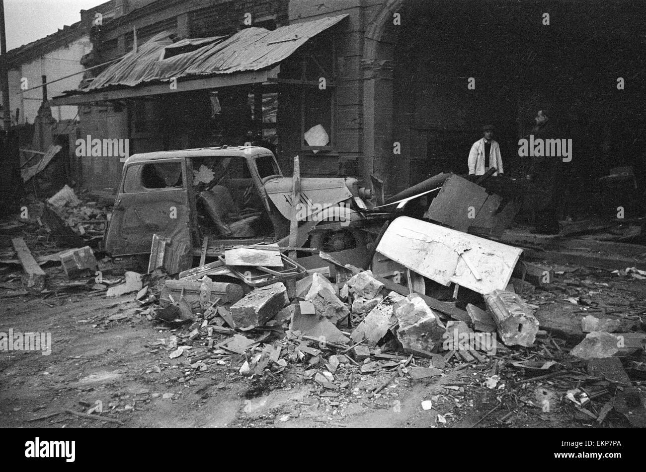 V2 Rocket incident à une fabrique de peinture, M. Downham Road, Hoxton. Une voiture entre l'épave. 8 janvier 1945. Banque D'Images