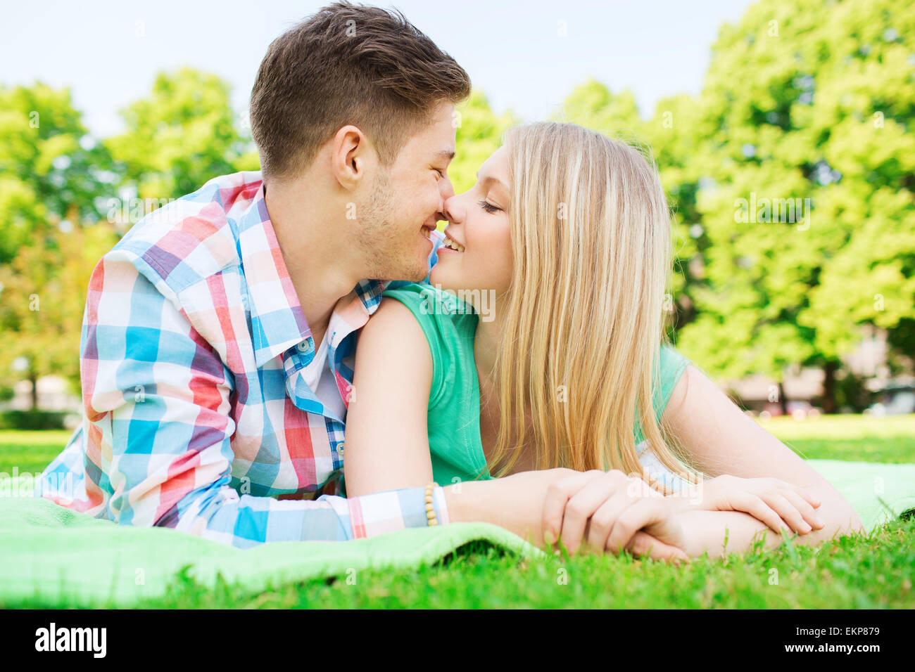 Smiling couple in park Banque D'Images