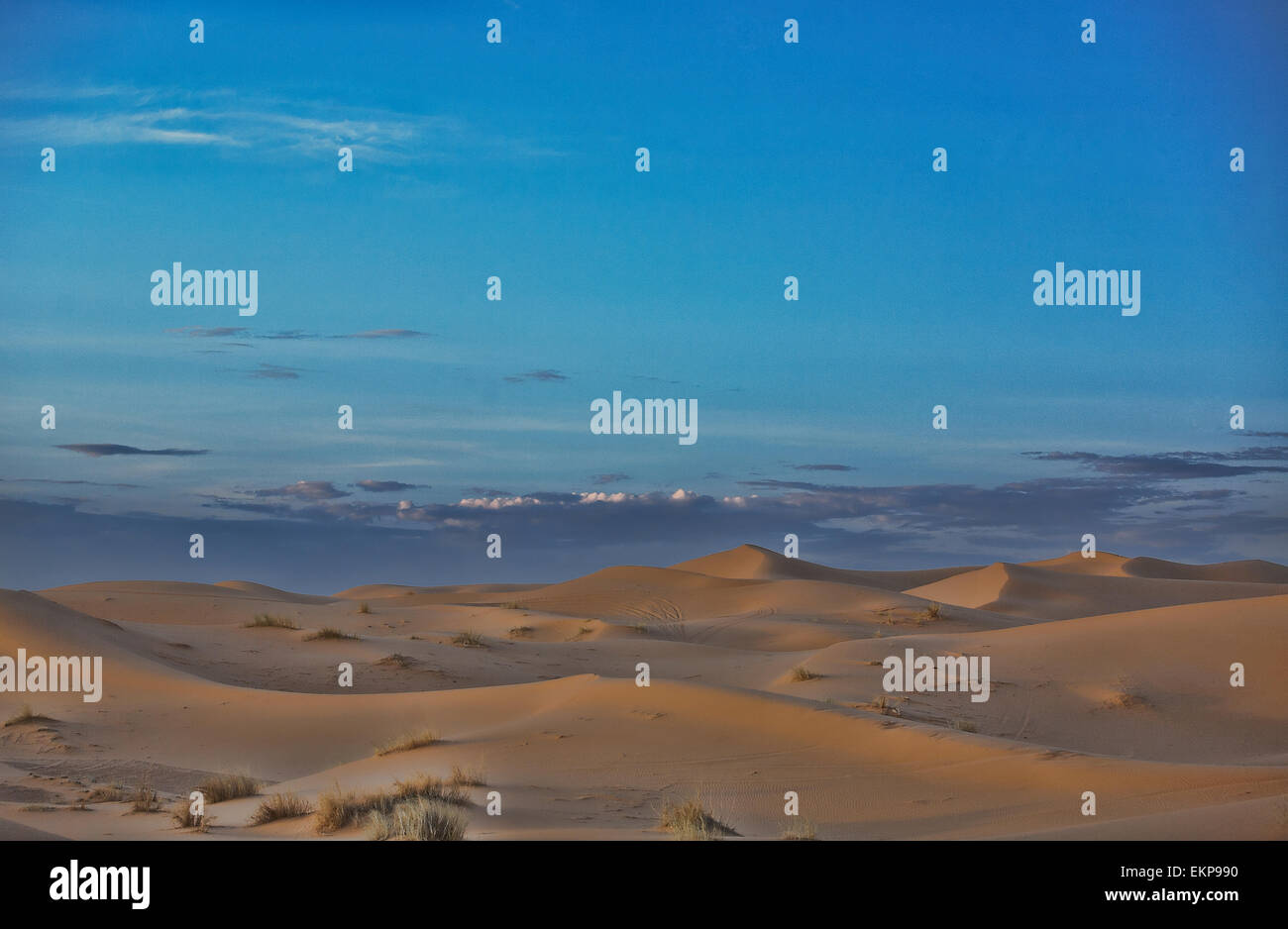 Dunes de sable et les cumulus sur eux, le Maroc. Banque D'Images