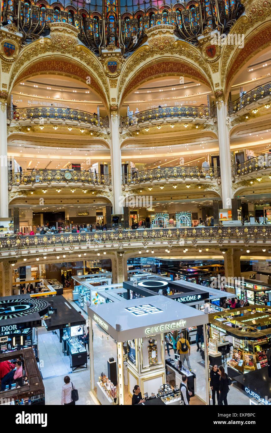 Paris, France. Vue verticale, à l'intérieur Grand Atrium en français Department Store, 'Galeries Lafayette' Banque D'Images