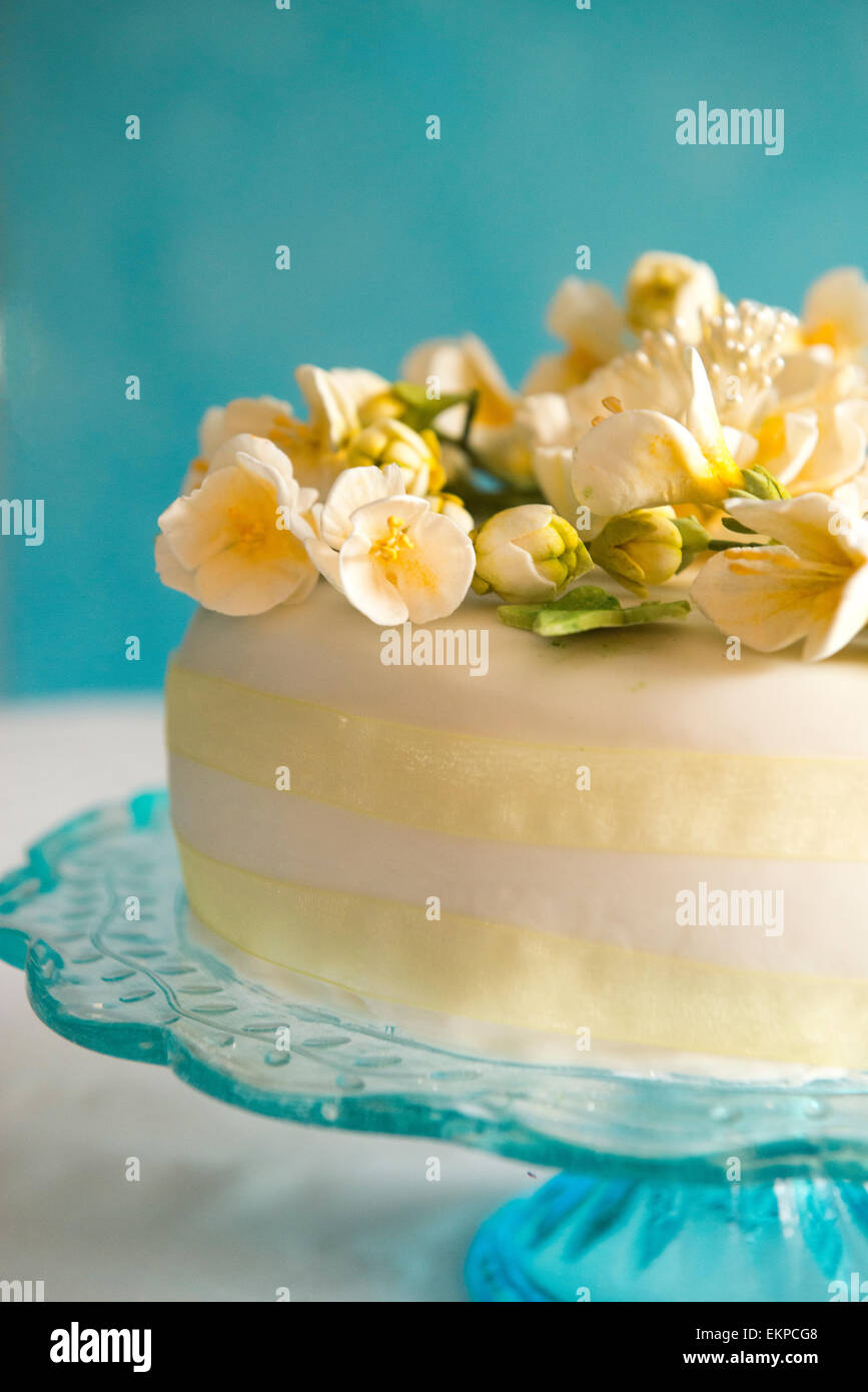 Gâteau décoré de fruits fleurs de sucre glace Banque D'Images