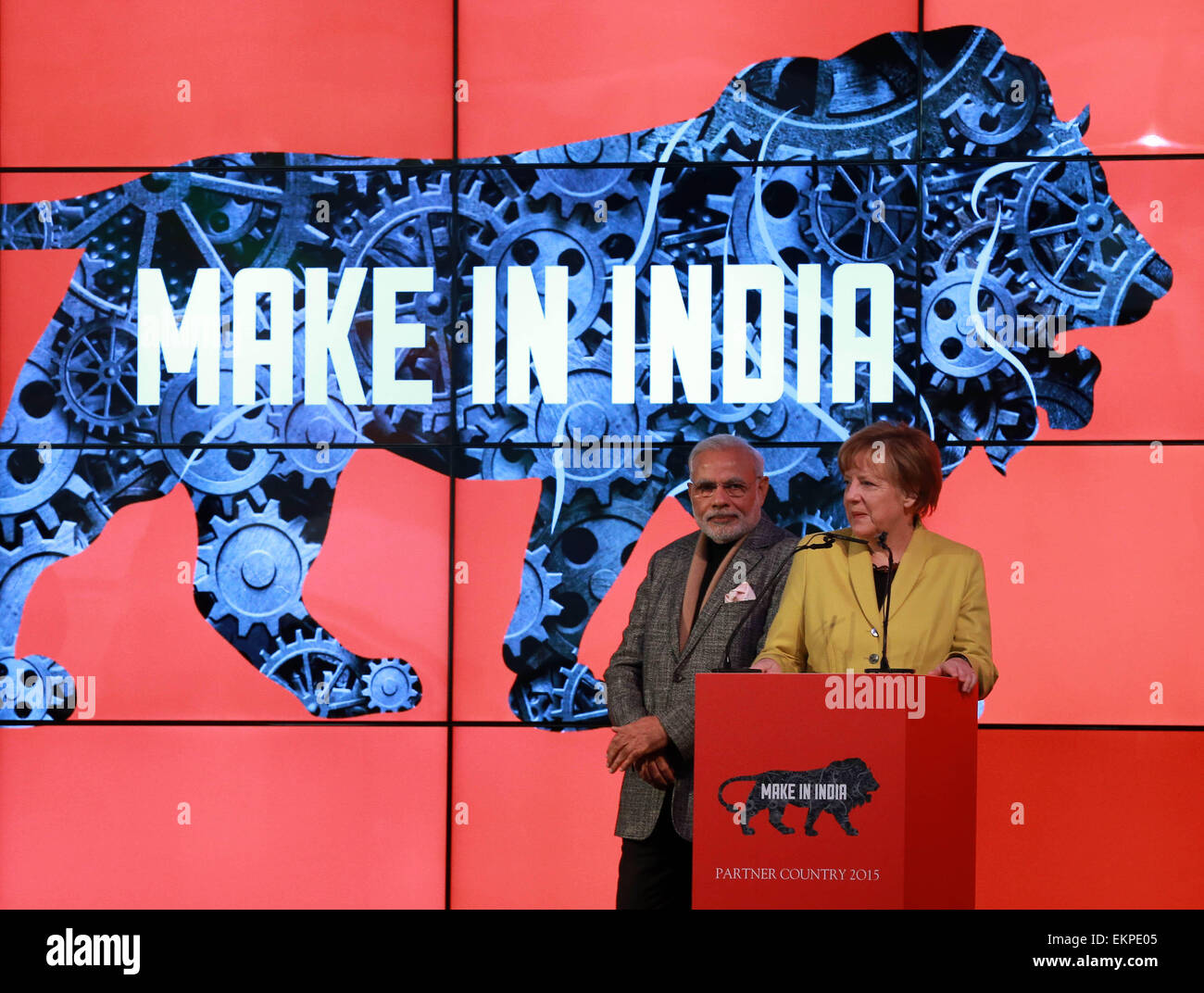 Hanovre, Allemagne. 13 avr, 2015. La chancelière allemande Angela Merkel (R) et le Premier Ministre indien Narendra Modi (L) Visitez la Foire industrielle de Hanovre 2015 à Hanovre, Allemagne, le 13 avril 2015. La foire industrielle de Hanovre annuel, Hannover Messe, a officiellement ouvert au public le lundi, pour la troisième année consécutive sur l'intégration de l'industrie traditionnelle et secteur de l'informatique. Credit : Luo Huanhuan/Xinhua/Alamy Live News Banque D'Images