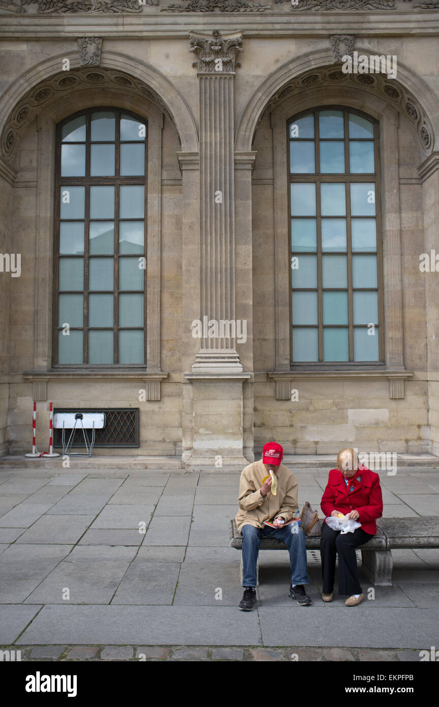 Un couple manger leur déjeuner à l'Hôtel du Louvre à Paris Banque D'Images