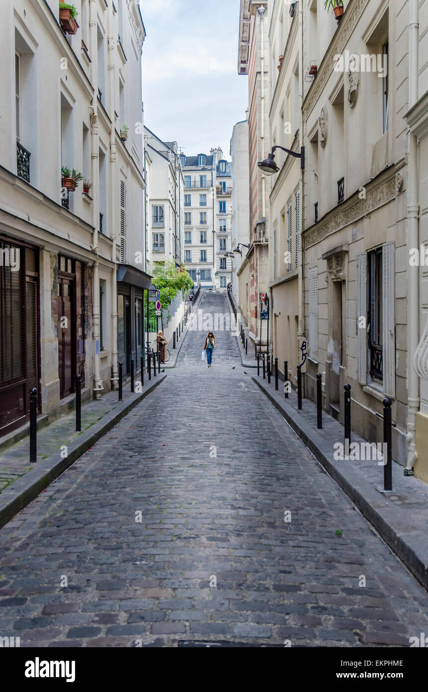 Rue pavées étroites dans la ville de Paris, France Banque D'Images