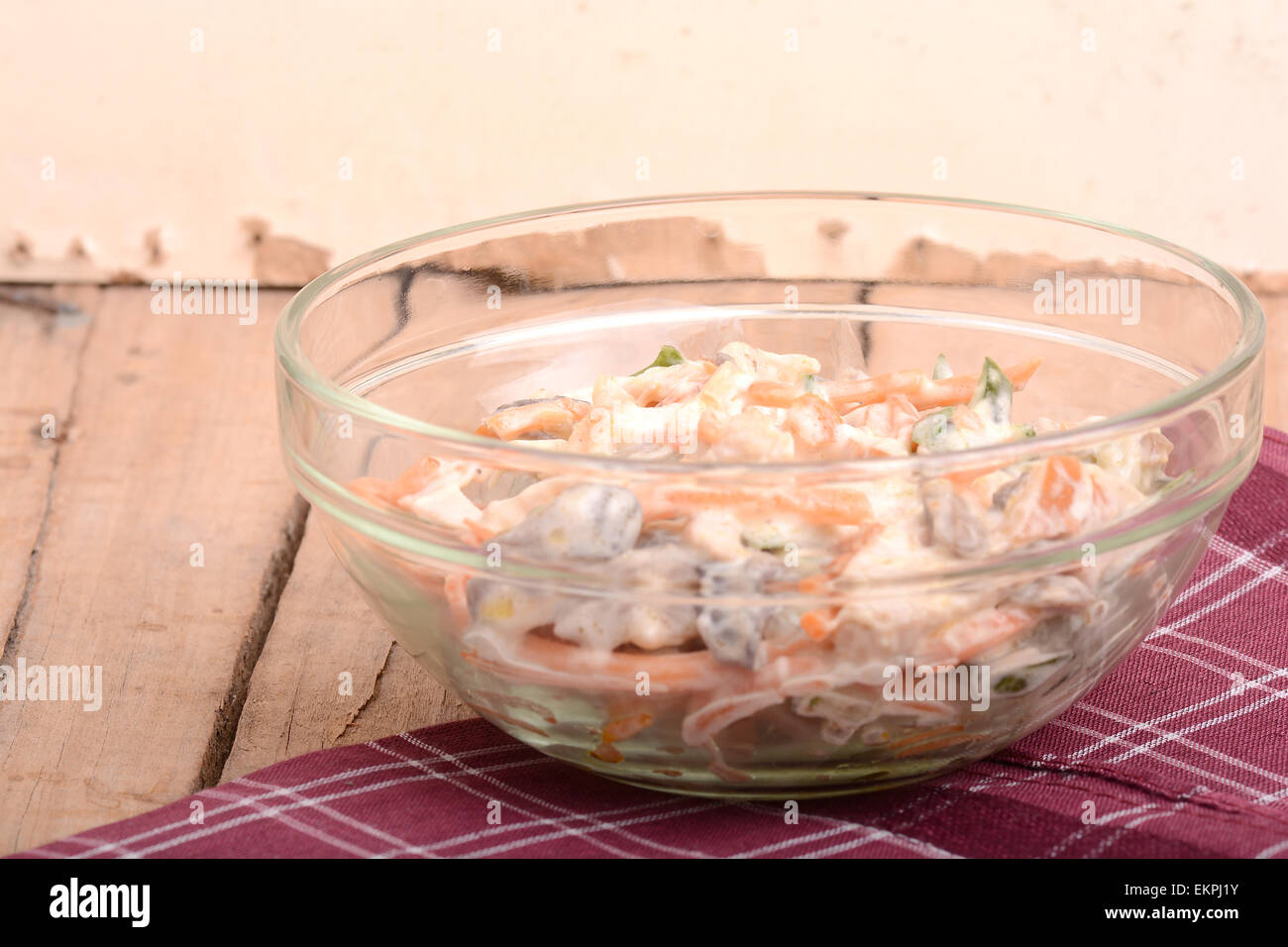 Salade fraîche sur bol en verre Banque D'Images
