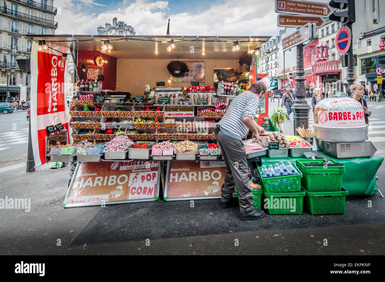 Vendeur de rue, la vente de bonbons dans Paris, France Banque D'Images