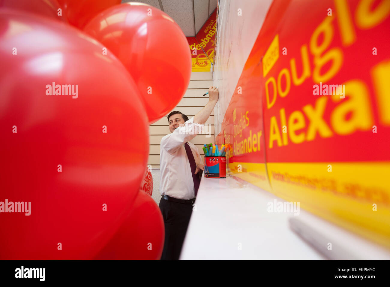 Douglas Alexander, député (travail), ouvre son nouveau bureau de circonscription à Paisley, Renfrewshire. Photo par Gary Doak Banque D'Images