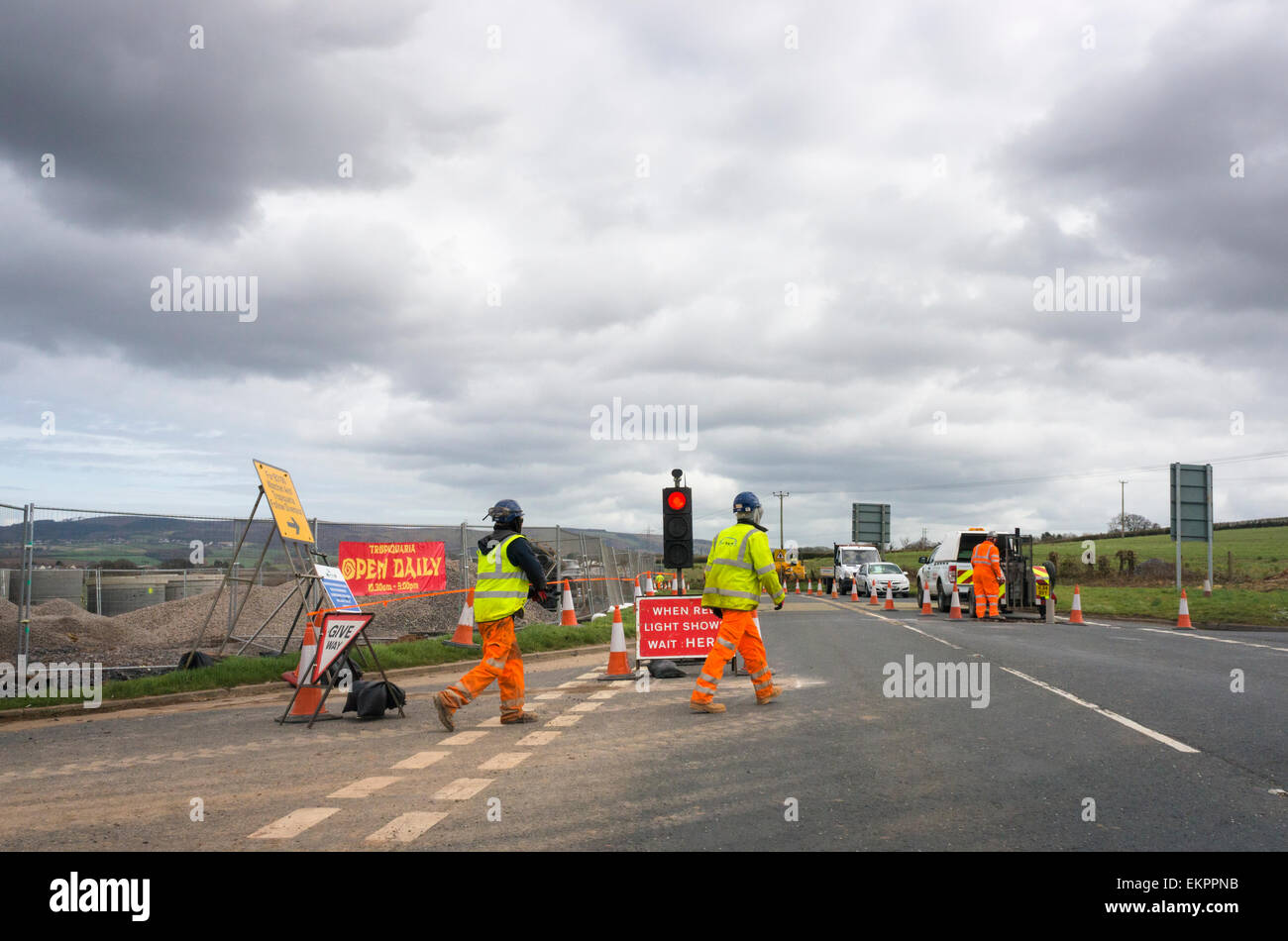 Travaux routiers et ouvriers sur une route de campagne avec feux stop, Angleterre, Royaume-Uni Banque D'Images