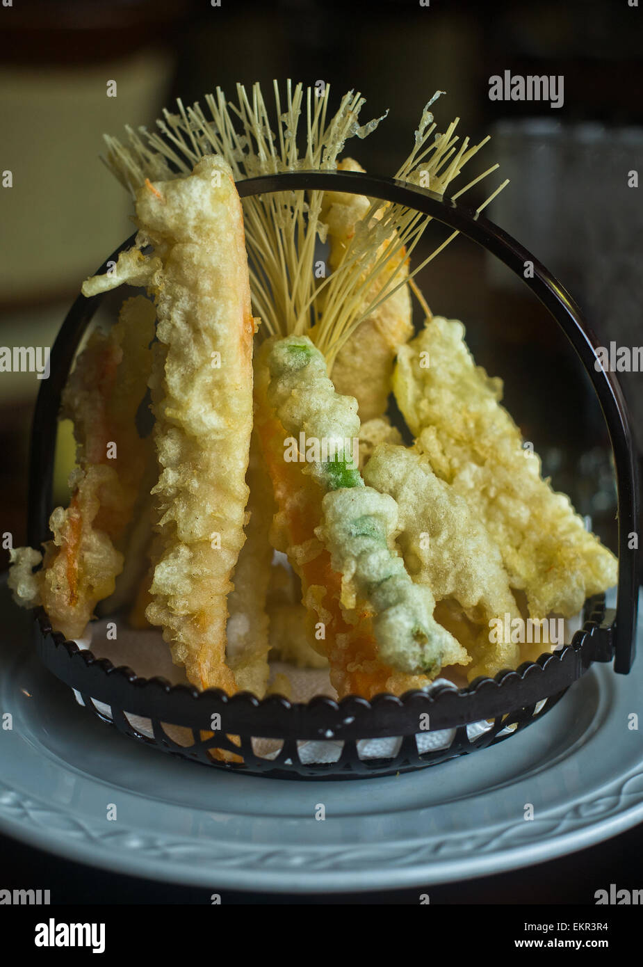 Tempura japonais avec des légumes frais frit dans un panier Banque D'Images